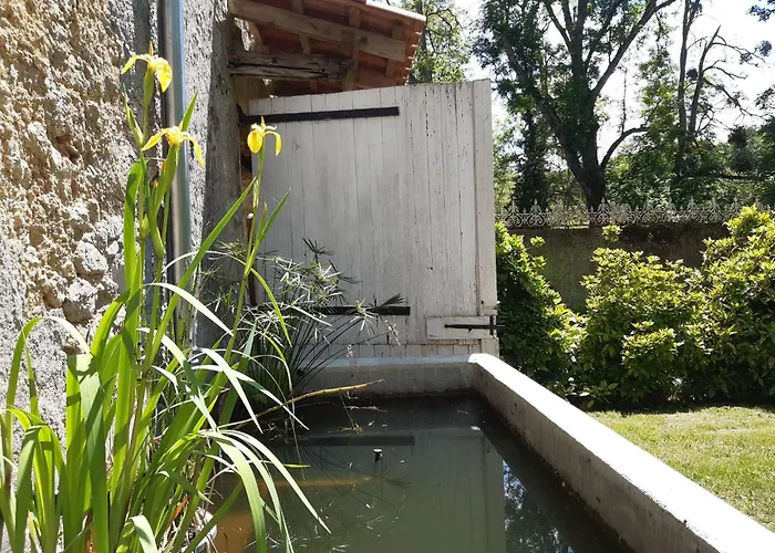 Pan Demeure Et Granges Hostel *