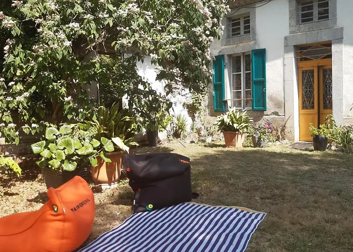 Pan Demeure Et Granges Hostel *