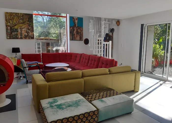 Pan Demeure Et Granges Hostel