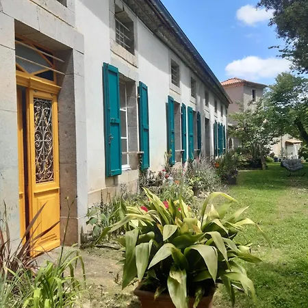 Pan Demeure Et Granges Hostel