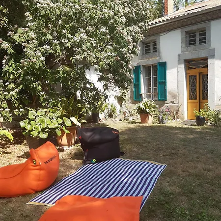 Pan Demeure Et Granges Hostel *